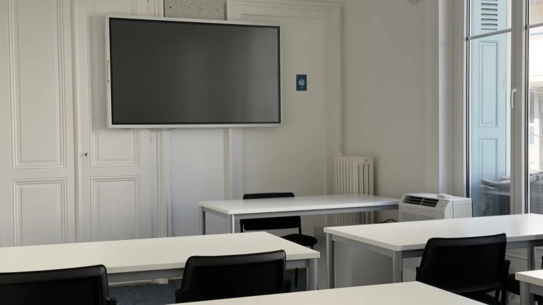 Salle de réunion LT-92 à Lausanne prête, écran et visioconférence