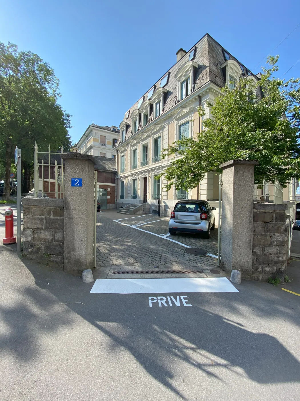 Entrée et parking privé de Yomeeting, Avenue Auguste-Tissot 2 à Lausanne