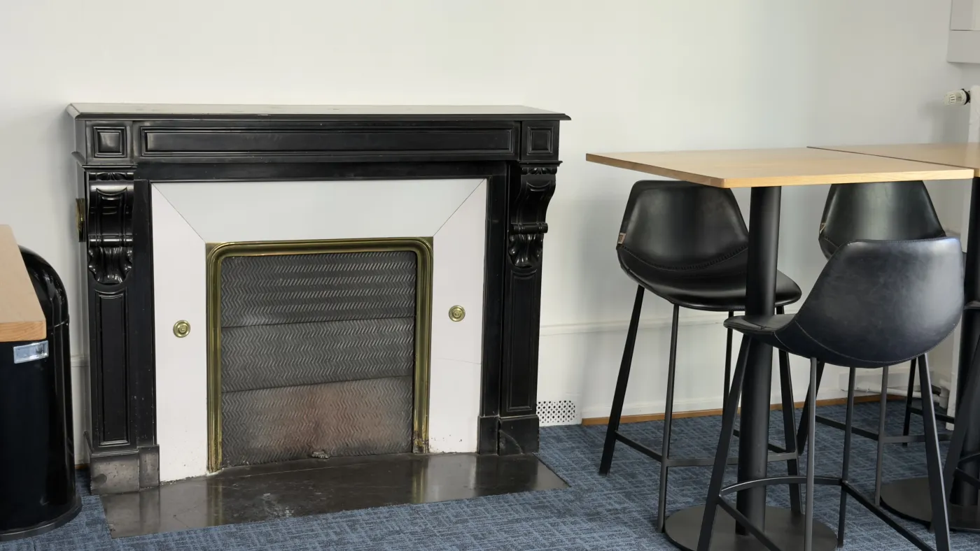 Salle de pause de Yomeeting à Lausanne, cheminée et espace détente